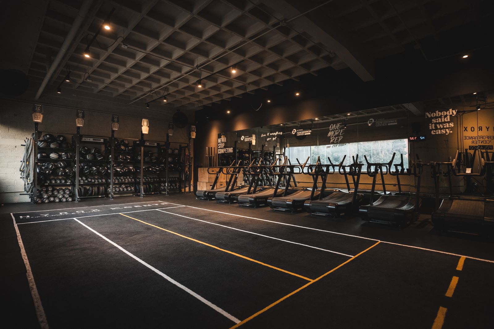 Carriles de entrenamiento y racks en el piso del HYROX Performance Center